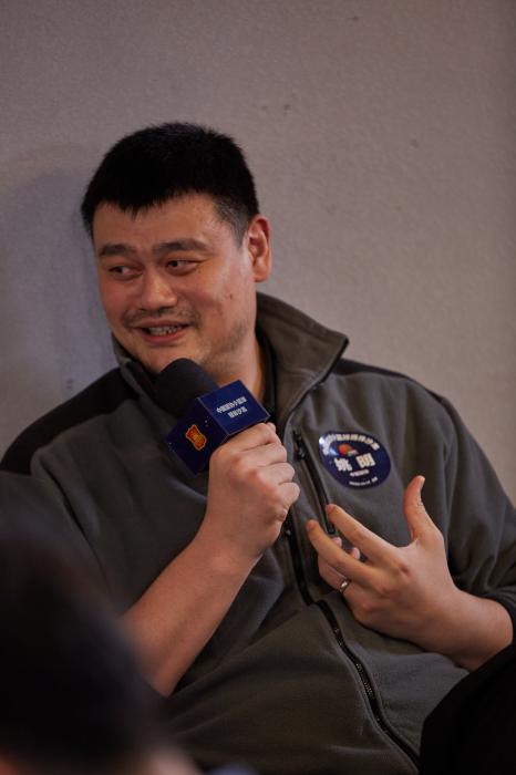 姚明风趣地对小篮球做出了阐释。中国篮协供图