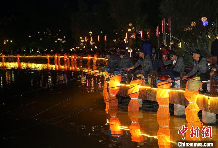 130余名选手聚泰州凤城河畔夜钓，品味水城慢生活。　汤德宏 摄