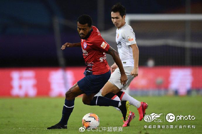 资料图:重庆当代在第一阶段收官战中1:0战胜上海上港,以6连胜锁定B组第3,成为本赛季中超联赛最大黑马。图片来源:中超联赛/IC photo官方供图 资料图:重庆当代在第一阶段收官战中1:0战胜上海上港,以6连胜锁定B组第3,成为本赛季中超联赛最大黑马。图片来源:中超联赛/IC photo官方供图