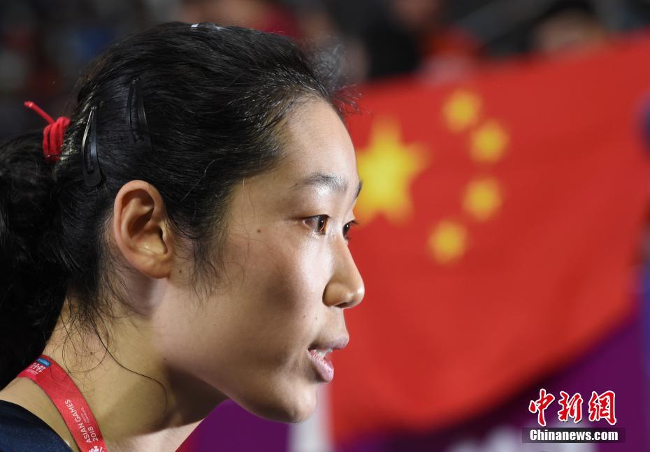 资料图：2018年9月1日，2018年雅加达亚运会女排决赛，中国女排迎战首次闯入亚运会决赛的泰国女排。中国女排以3-0横扫泰国女排夺冠，三局比分为25-19、25-17和25-13，这是中国女排亚运会第8个冠军。图为中国队队长朱婷在赛后接受采访。/p中新社记者 侯宇 摄