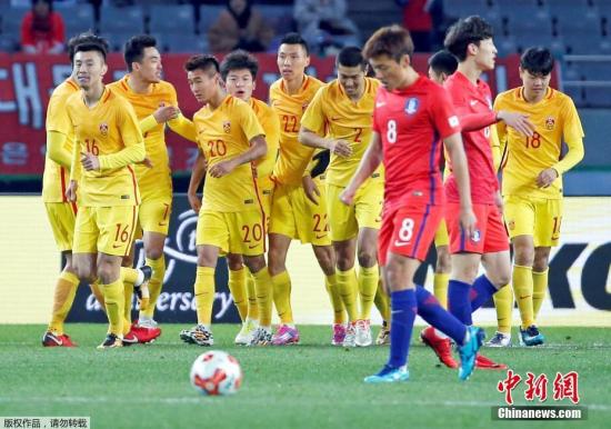 资料图为韦世豪(黄色20号)在2017年东亚杯与韩国队的比赛中率先为中国队进球，队友上前庆祝。
