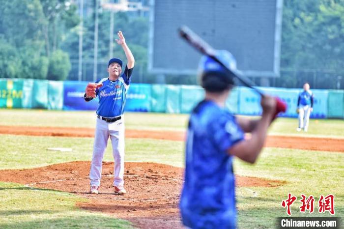 慢垒简化了棒垒球规则,降低了击球难度,男女老少都可以同场竞技。 张园昀 摄 慢垒简化了棒垒球规则,降低了击球难度,男女老少都可以同场竞技。 张园昀 摄