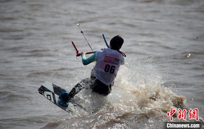 比赛中的选手。　江建华 摄