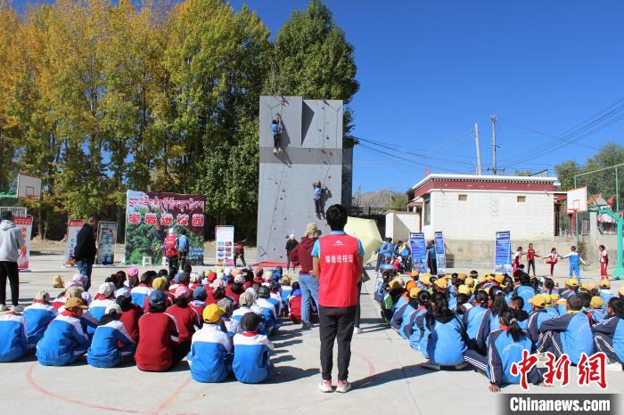 图为17日，西藏日喀则市桑珠孜区第三小学学生体验“岩壁上的芭蕾”。　次仁片多 摄