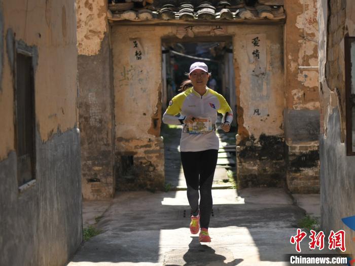 运动员在古色古香的村落中参赛 南粤古驿道定向大赛组委会 摄