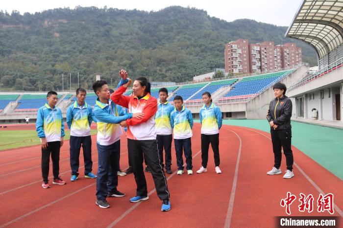 柔道奥运冠军杨秀丽现场指导雅安市业余体育学校的学生。(北京星能公益基金会供图)