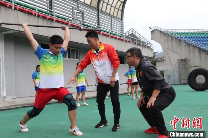 举重奥运冠军廖辉现场指导雅安市业余体育学校的学生。(北京星能公益基金会供图)