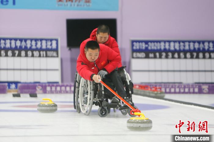 轮椅冰壶队员在冰场积极备战。 吕品 摄 轮椅冰壶队员在冰场积极备战。 吕品 摄