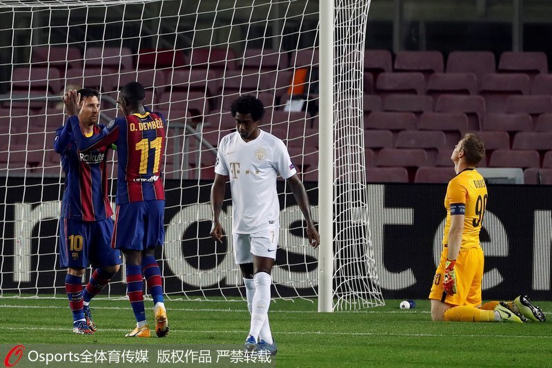 梅西和小登贝莱击掌庆祝进球