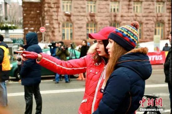 资料图:乌克兰首都基辅举行的一场女子汽车拉力赛。比赛吸引了40多名选手参加。图为观赛中的女车手表情“严阵以待”。中新社记者 史天昊 摄 资料图:乌克兰首都基辅举行的一场女子汽车拉力赛。比赛吸引了40多名选手参加。图为观赛中的女车手表情“严阵以待”。/p中新社记者 史天昊 摄