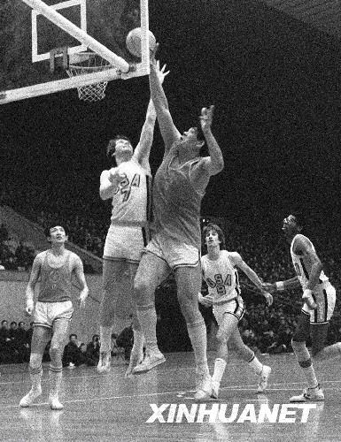 “八一”队队员穆铁柱(上右)在与应邀来华访问的美国国家男子篮球队进行的比赛中投篮(1979年4月摄)。新华社发