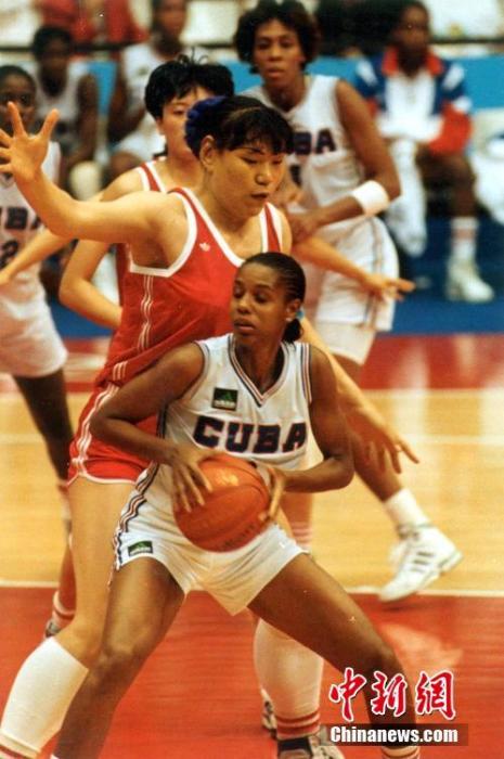 1992年8月5日晚，以郑海霞为主力中锋的中国女篮战胜古巴队，进入巴塞罗那奥运会女篮决赛。/p中新社记者 赵伟 摄