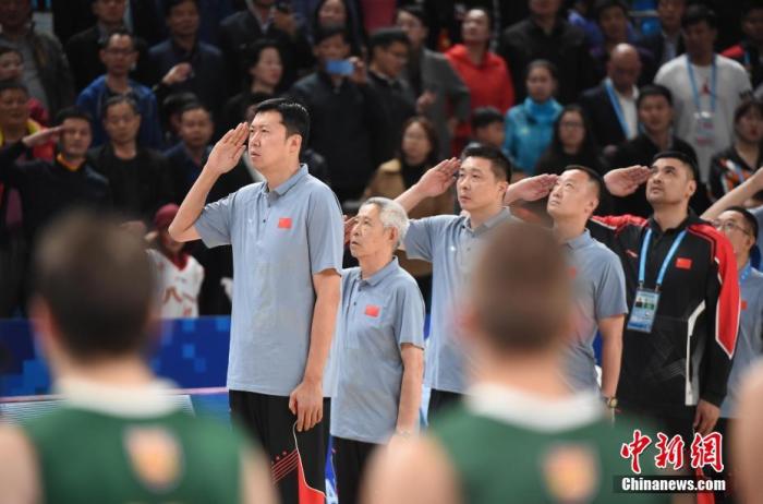 中国八一男篮主教练王治郅(左一)行军礼。/p中新社记者 侯宇 摄