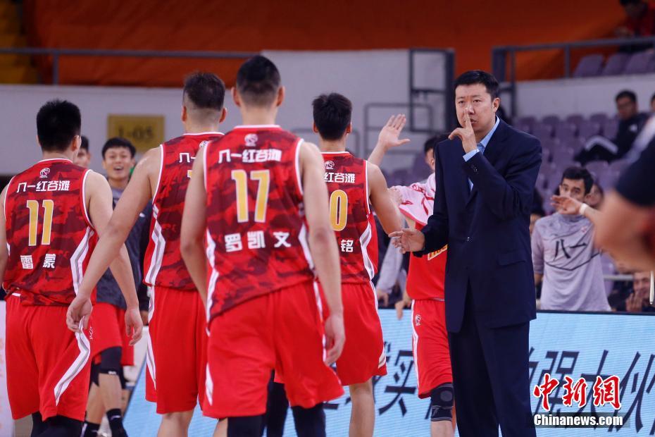 八一南昌队主教练王治郅(右一)在比赛中。/p中新社记者 韩海丹 摄