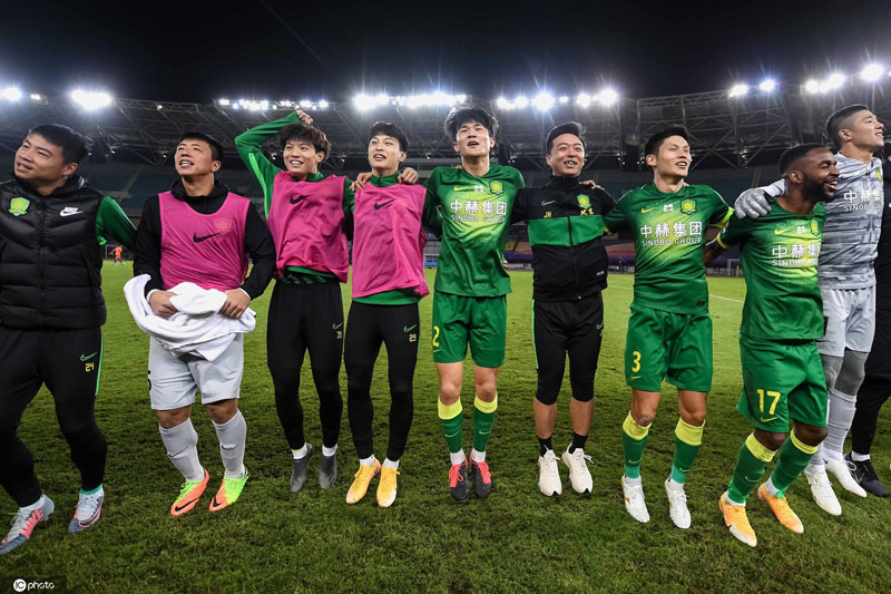 国安队员庆祝晋级争冠组四强