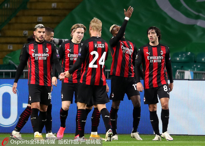 AC米兰球员庆祝进球