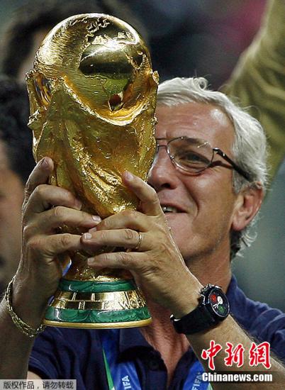 2006年夏天，里皮率领意大利国家队在世界杯决赛中击败法国，意大利人如愿捧起大力神杯。在时隔24年后，蓝衣军团重新站上世界之巅。对于这份久违的荣耀，里皮功不可没。图为2006年7月9日，意大利在世界杯决赛中战胜法国，里皮手捧大力神杯庆祝。