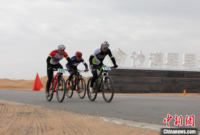 选手在沙漠地带骑行。 杨迪 摄 选手在沙漠地带骑行。 杨迪 摄