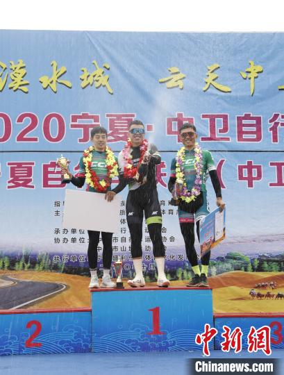 优胜选手开香槟庆祝。 杨迪 摄 优胜选手开香槟庆祝。 杨迪 摄