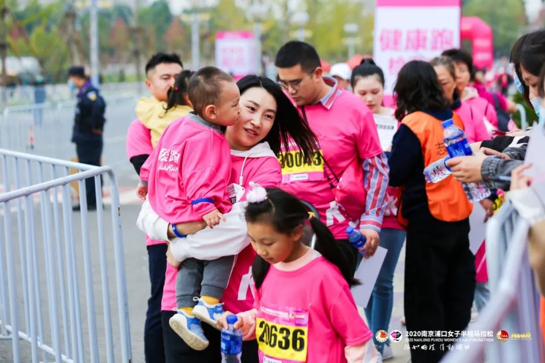 奥运冠军许安琪甜蜜领跑2020南京浦口女马开跑