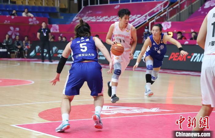 图为内蒙古农信女篮在比赛中。内蒙古农信女篮球队供图