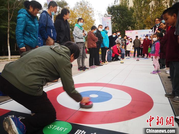 陆地冰壶体验现场。主办方提供 陆地冰壶体验现场。主办方提供