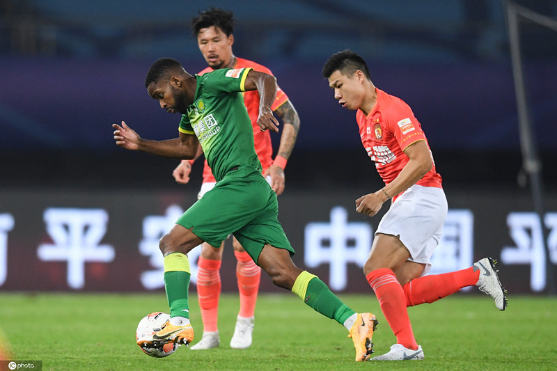 巴坎布带球突破