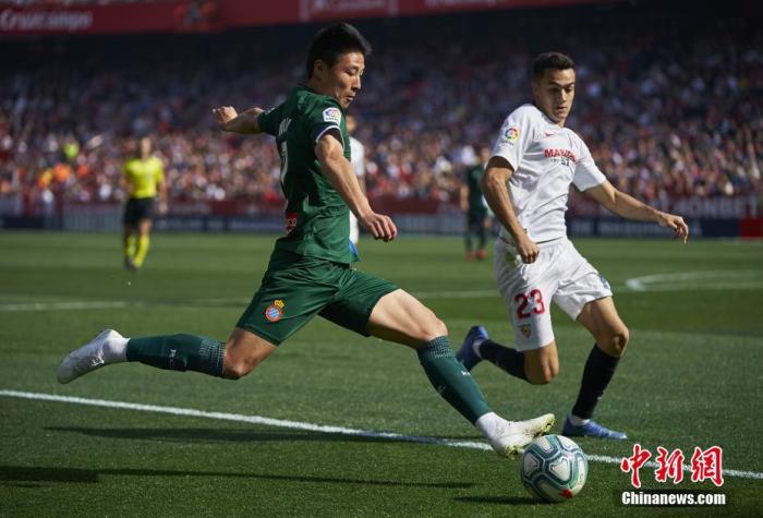 资料图:北京时间2月16日,西甲24轮西班牙人2:2战平塞维利亚。中国球员武磊首发登场,并在比赛的第49分钟破门,帮助球队2:1反超比分。这也是武磊赛季第一粒联赛客场进球,此前他曾在主场攻破过巴萨、赫塔菲的球门。 资料图:北京时间2月16日,西甲24轮西班牙人2:2战平塞维利亚。中国球员武磊首发登场,并在比赛的第49分钟破门,帮助球队2:1反超比分。这也是武磊赛季第一粒联赛客场进球,此前他曾在主场攻破过巴萨、赫塔菲的球门。