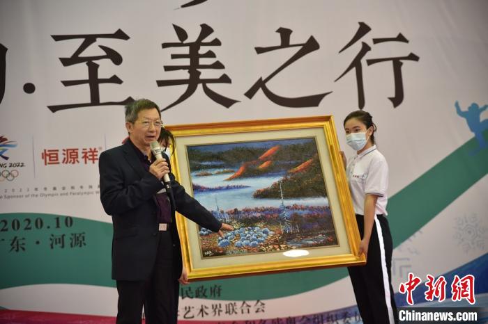 “为奥运喝彩”海外艺术总顾问黄建南向他的家乡学校捐赠画作。张敏霞 供图