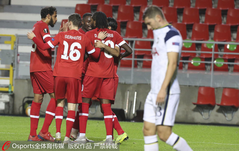 安特卫普队员庆祝进球