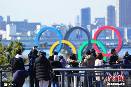 日本东京，台场海滨公园展示奥运五环。