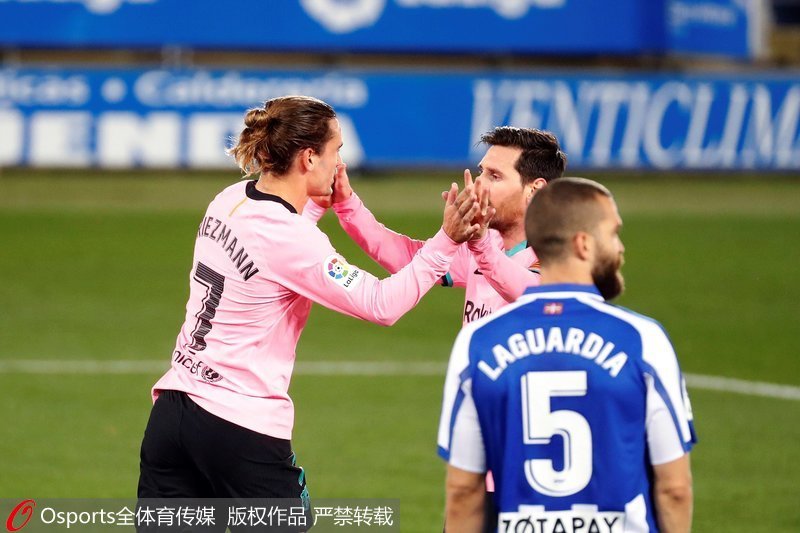 梅西与格列兹曼击掌庆祝进球