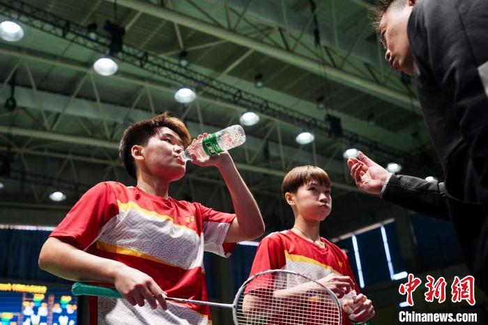 小将们在听取教练指导 中国羽毛球协会提供