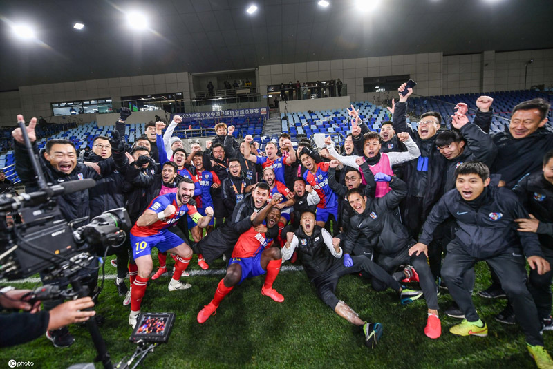 青岛黄海队员赛后庆祝保级成功
