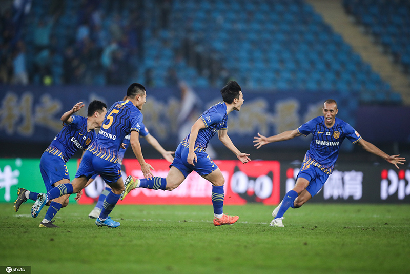 苏宁球员庆祝反超比分