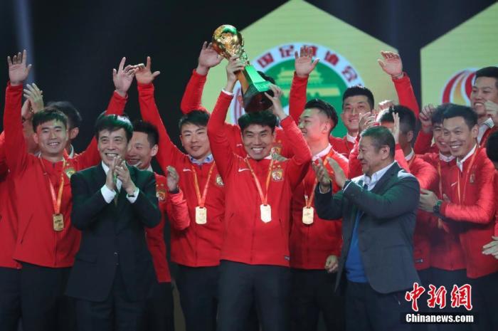 资料图：郑智捧起广州恒大第8座中超冠军奖杯。张亨伟 摄