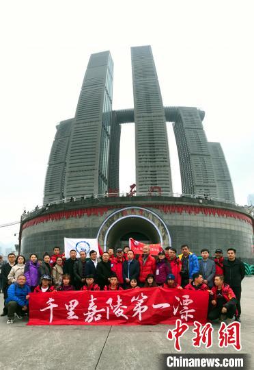 队员们从广元市朝天区到达重庆朝天门，完成“千里嘉陵第一漂”。　苗志勇 摄