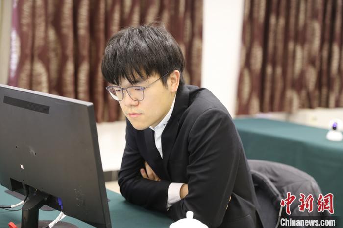 柯洁在11月3日的比赛中 中国围棋协会供图