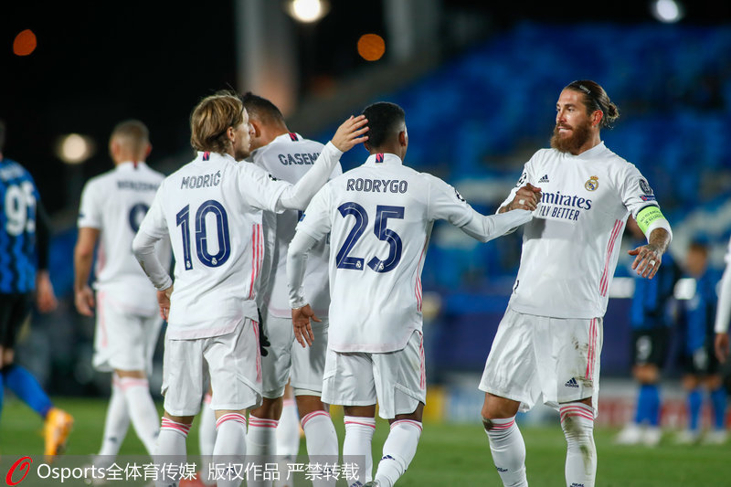 皇马队员庆祝进球