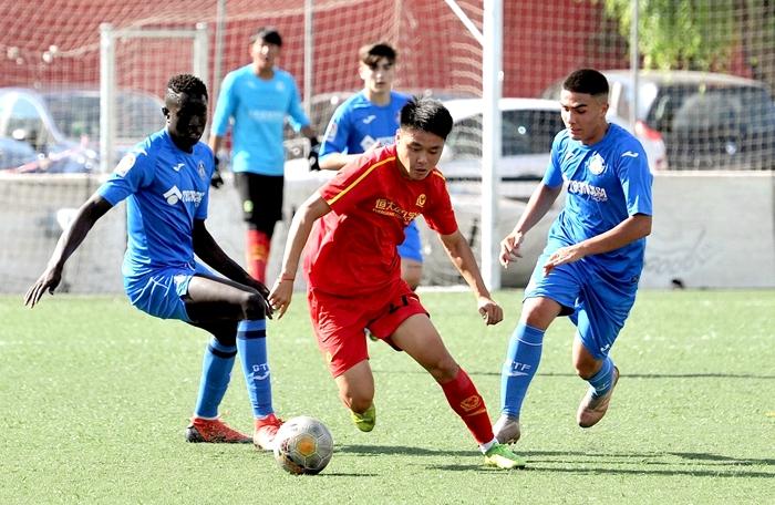 吕世豪在2019年恒大杯马德里足球冠军赛上对阵赫塔菲。恒大足校供图 吕世豪在2019年恒大杯马德里足球冠军赛上对阵赫塔菲。恒大足校供图