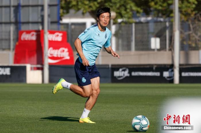 当地时间5月23日,西班牙巴塞罗那,西班牙人训练备战。据报道,北京时间23日晚,西班牙首相桑切斯在对西班牙民众发表的电视讲话中表示,足球联赛可以回归。图为武磊在训练中。图片来源:视觉中国 当地时间5月23日,西班牙巴塞罗那,西班牙人训练备战。据报道,北京时间23日晚,西班牙首相桑切斯在对西班牙民众发表的电视讲话中表示,足球联赛可以回归。图为武磊在训练中。图片来源:视觉中国