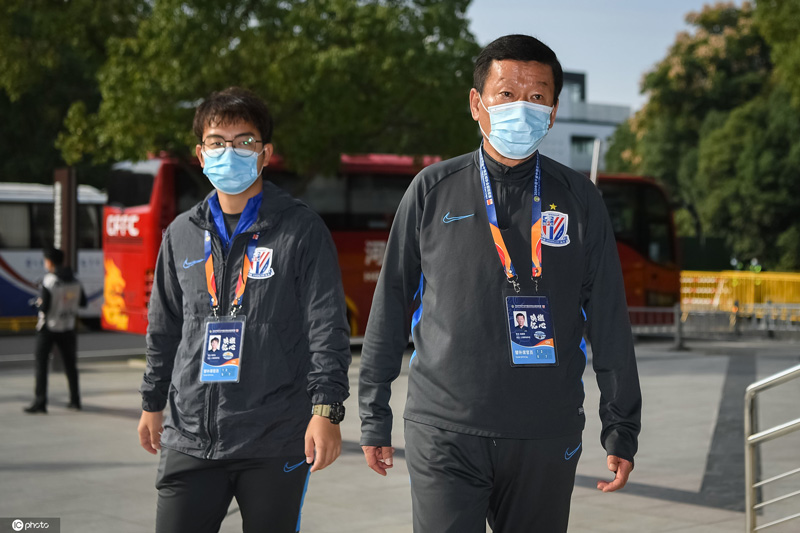 赛前，上海申花主帅崔康熙率队到达比赛场地。