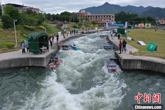 本次比赛选址位于南安市梅山镇的福建省皮划艇激流回旋训练基地。　林楷煜 摄
