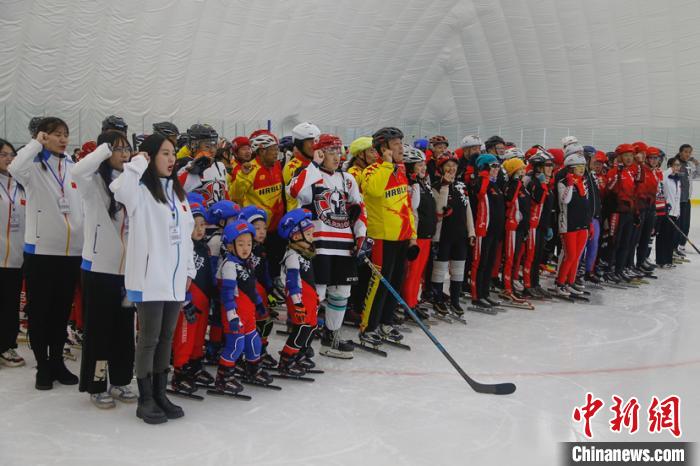 大学生和冰雪运动爱好者宣誓(吕品摄) 王妮娜 摄
