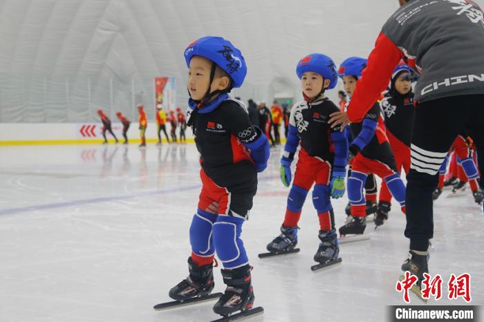 小速滑爱好者在滑冰(吕品摄) 王妮娜 摄