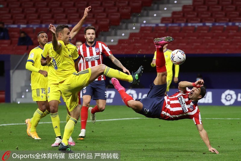 苏亚雷斯倒钩射门