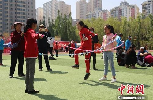 资料图。图为小朋友跳绳。/p中新社记者 马铭言 摄