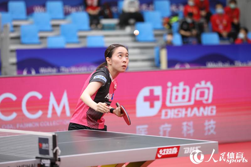 石川佳纯发球(人民网 赵欣悦摄)