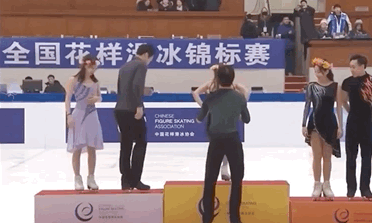 柳鑫宇抱王诗玥上领奖台。