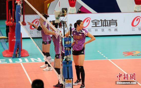 资料图；12月28日，2019—2020赛季女排超级联赛半决赛展开第二轮争夺，已经先胜一场的天津女排客场挑战北京女排。经过五局鏖战，朱婷领衔的天津队以3：2(25：23，25：23，22：25，18：25，15：5)战胜北京女排，以大比分2：0进入决赛，朱婷拿到29分。另一个决赛名额将在广州恒大女排和上海女排之间产生。/p中新网记者 田博川 摄
